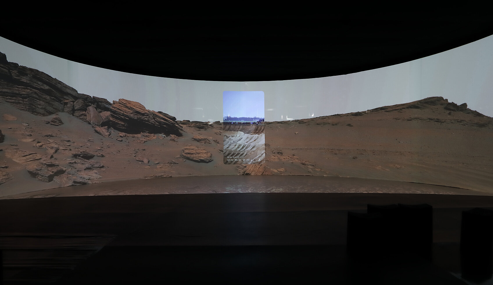 Foto des Videobeitrags "Passage" der Künstlerin Adina Camhy, zu sehen ist die Marsoberfläche und ein integriertes Foto von der Besetzung des Dorfes Lüzerath