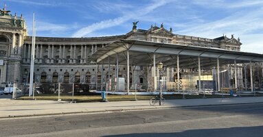 Aufbau des mobilen Pavillons am Wiener Heldenplatz, 