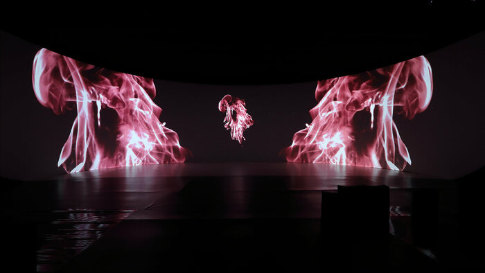 Foto des Videobeitrags "Electric Atmospheres" des Künstlers Markus Jeschaunig, zu sehen sind durch einen Blitzeinschlag in Stahlstaub entstandene Feuerbälle