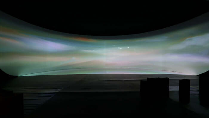 Foto des Videobeitrags "Titularium eines weit entfernten Himmelskörpers" des Künstlers Ralo Mayer, zu sehen sind atmosphärische Wolkengebilde